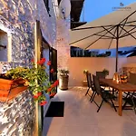 Crowonder Villa Mari