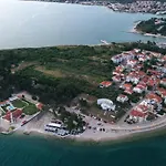 Crowonder Villa Mari