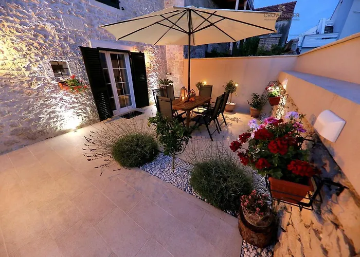 Crowonder Villa Mari