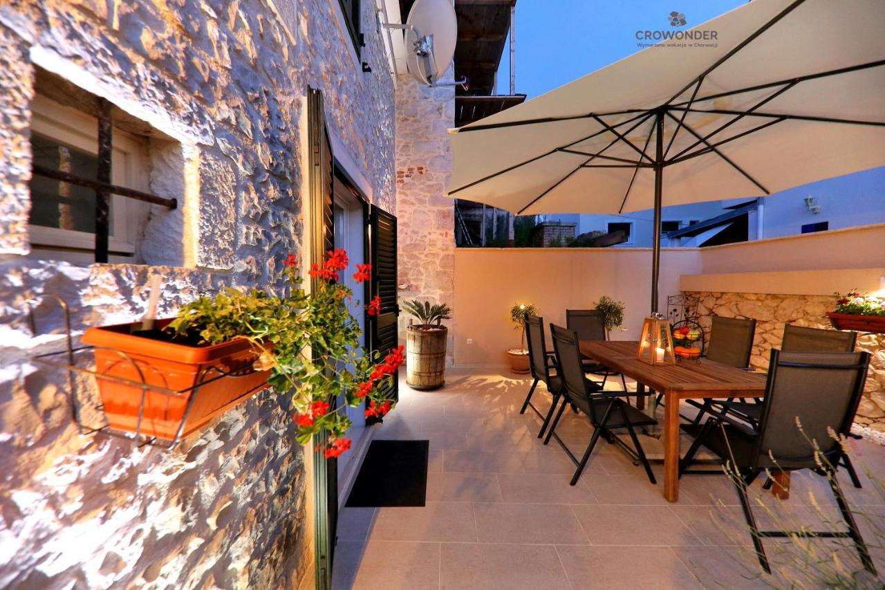 Crowonder Villa Mari